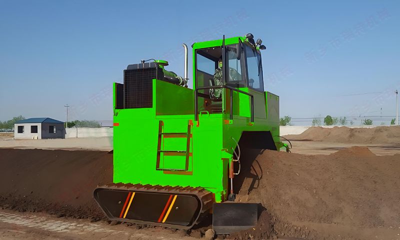 履带式翻堆机如何实现高粘物料无粘高效作业